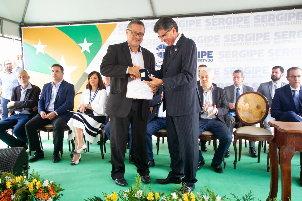 Fapitec é condecorada com medalha por incentivo à ciência e à tecnologia em Sergipe
